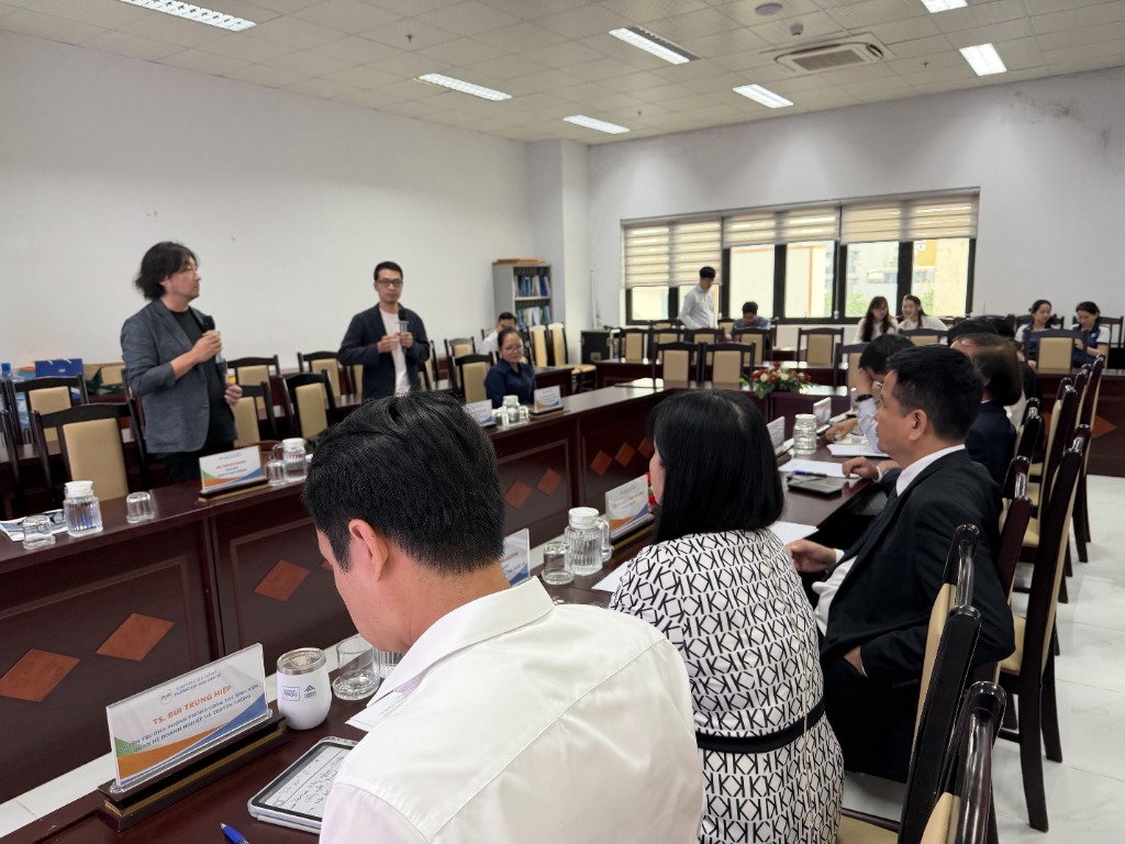 ダナン経済大学での対談の様子